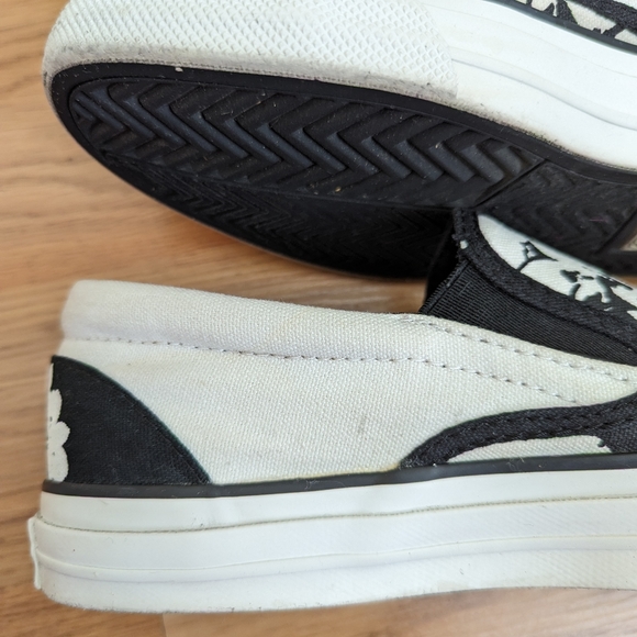 Converse Van Style Skull Graphic Shoe Size 7.5 Women's/ 6 Men's - Picture 2 of 13